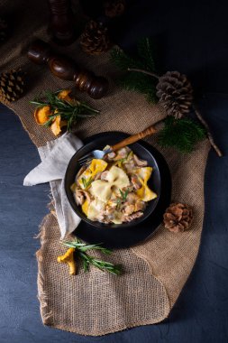 Mantarlı ve krema soslu renkli makarna..