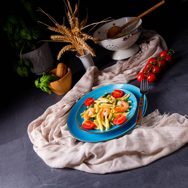 Pasta strozzapreti con espinacas y camarones — Foto de Stock