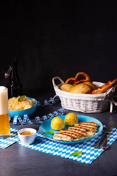 Thuringian bratwurst cu varză și găluște — Fotografie, imagine de stoc