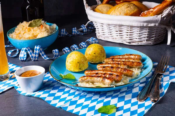 Bratwurst thuringiano con crauti e gnocchi — Foto Stock