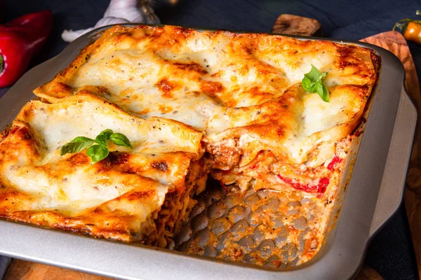 Lasagne rustiche piccanti con basilico sullo stagno . — Foto Stock