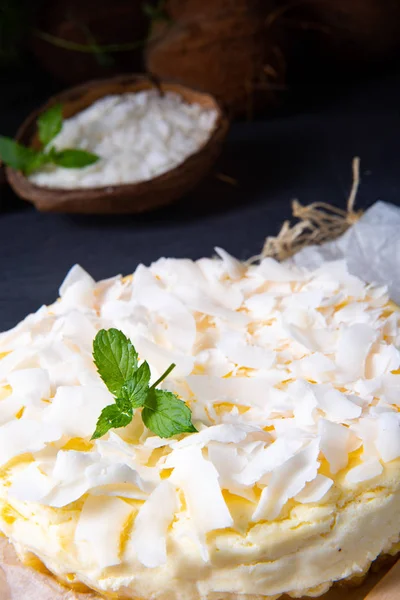A simple quark coconut cake from the tin — Stock Photo, Image