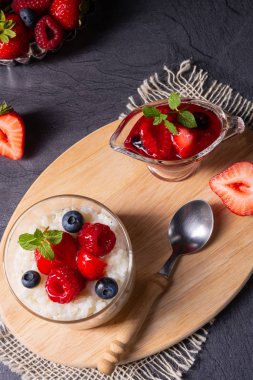 Farklı böğürtlen ve kırmızı meyve reçelli lezzetli süt pilavı.