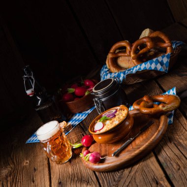 Turp ve soğanlı rustik Bavyera obazda