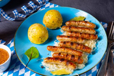 turşu kraut ve köfte ile thüringen bratwurst