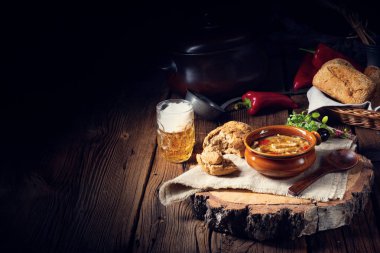 Kırmızı biberli baharatlı işkembe çorbası..
