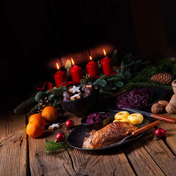 Oie rôtie aux pommes cuites au four, chou rouge et boulettes — Photo