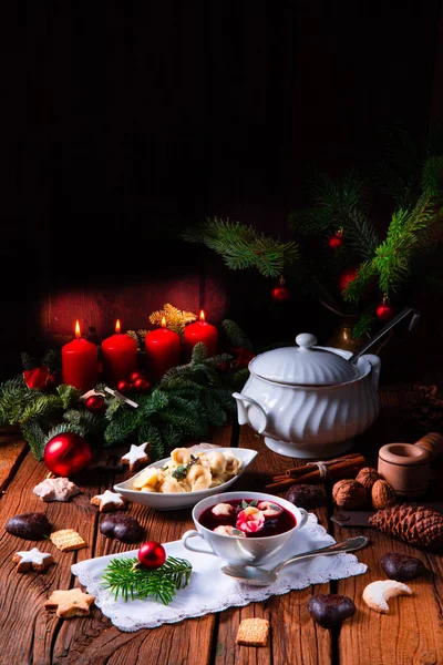 Παραδοσιακή πολωνική παραμονή Χριστουγέννων borscht με ζυμαρικά — Φωτογραφία Αρχείου