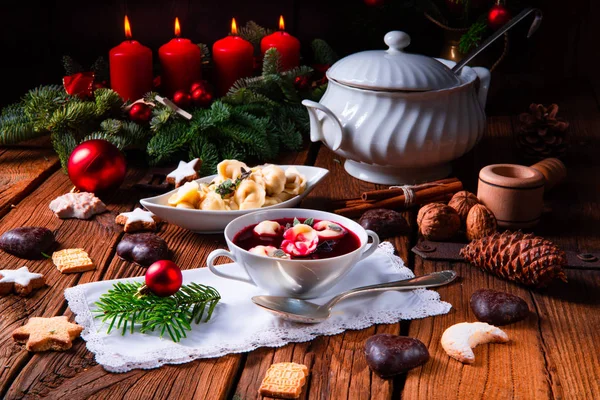 Traditional Polish Christmas Eve borscht with dumplings — Stock Photo, Image