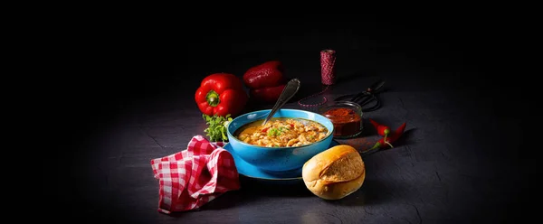 Flaczki - frische und würzige Kuttelsuppe mit Kräutern — Stockfoto