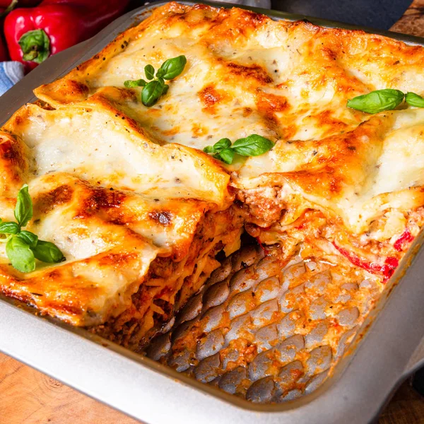 Lasagne rustiche piccanti con basilico sullo stagno . — Foto Stock