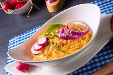 Turplu ve soğanlı mükemmel Bavyera obazda.