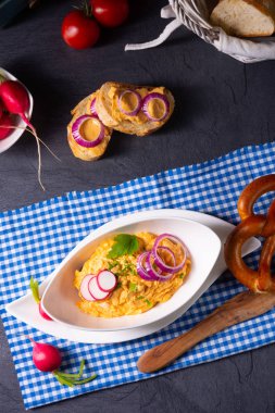 Turplu ve soğanlı mükemmel Bavyera obazda.