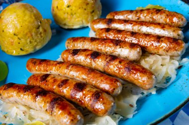 turşu kraut ve köfte ile thüringen bratwurst