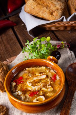 Kırmızı biberli baharatlı işkembe çorbası..