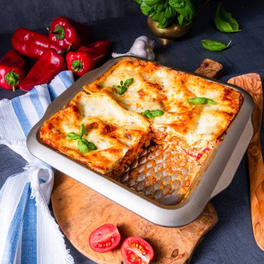 kalas üzerinde fesleğen ile rustik baharatlı lazanya.