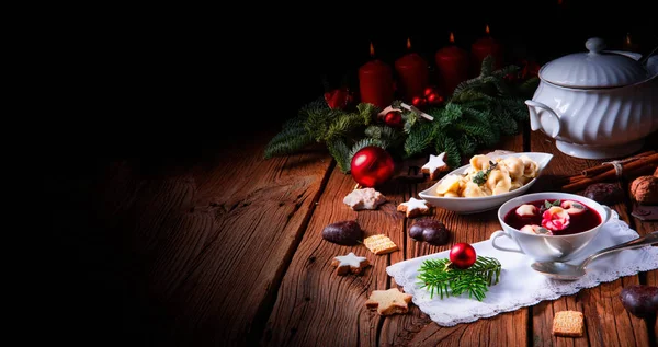 Borscht véspera de Natal polonês tradicional com bolinhos — Fotografia de Stock