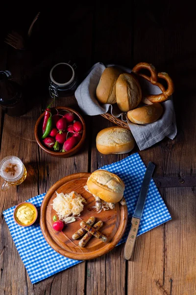 Rustikale Thüringer Bratwurst mit Sauerkraut und Semmel — Stockfoto