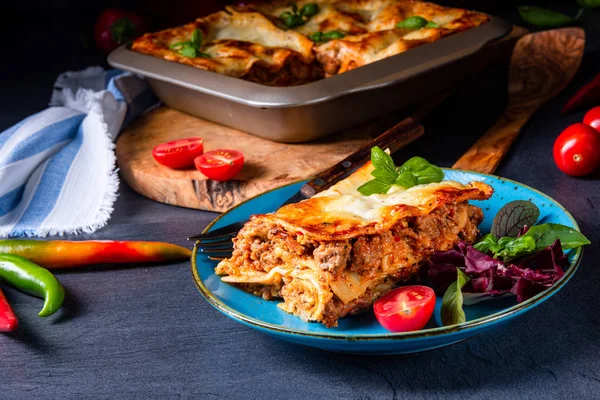 Würzige Lasagne mit Tomatensauce und Basilikum — Stockfoto