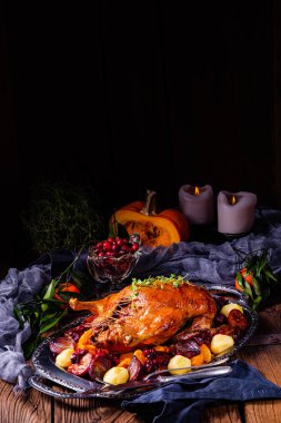 patates köfte ve erik ile kızarmış ördek