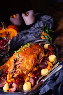 patates köfte ve erik ile kızarmış ördek