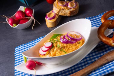 Turplu ve soğanlı mükemmel Bavyera obazda.