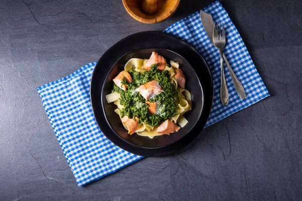 Pappardelle pasta met afgeroomde spinazie en gebakken zalm — Stockfoto