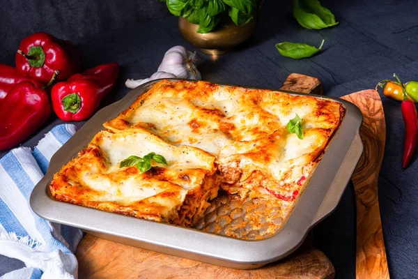 kalas üzerinde fesleğen ile rustik baharatlı lazanya.