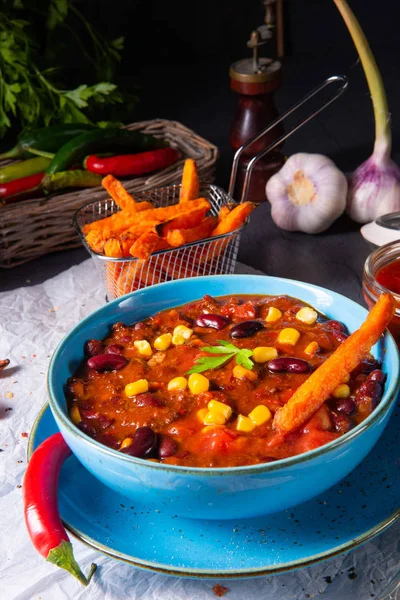 Chilli con carne se sladkými bramborami a pikantními nachos — Stock fotografie