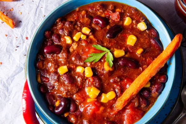 Tatlı patates ve baharatlı nachos ile acılı makarna.