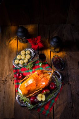 patates köfte ve erik ile kızarmış ördek