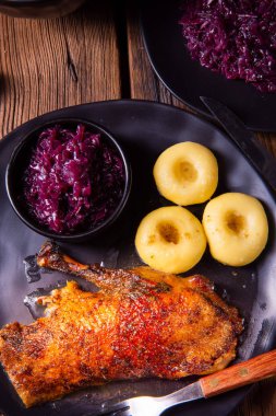 Fırında elmalı fırında kaz, kırmızı lahana ve hamur tatlısı.