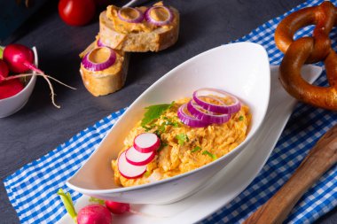 Turplu ve soğanlı mükemmel Bavyera obazda.