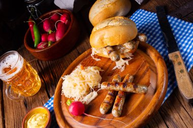 Rus usulü lahana turşulu sucuklu sucuk ve rulo.