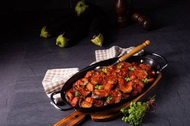 Arni me melitzanes - patlıcanlı kuzu yahnisi