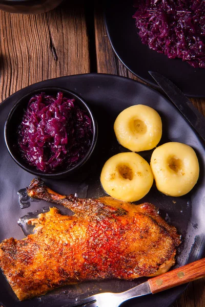 Fırında elmalı fırında kaz, kırmızı lahana ve hamur tatlısı.