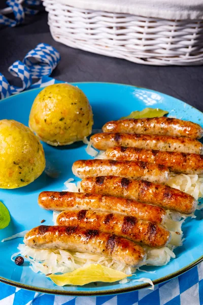 Thüringer Bratwurst mit Sauerkraut und Klößen — Stockfoto