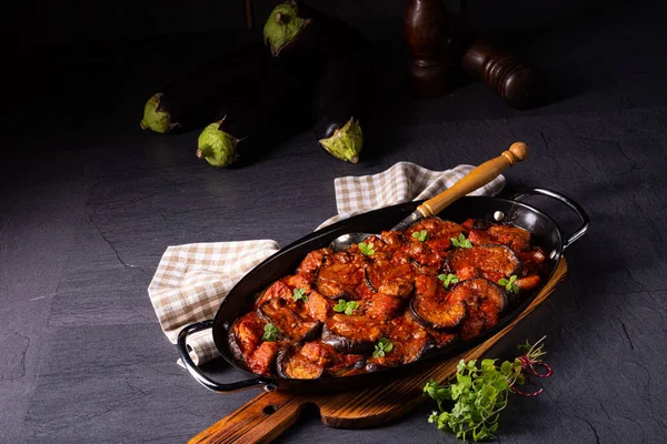 Arni me melitzanes - patlıcanlı kuzu yahnisi