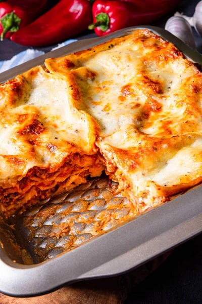 Rusztikus fűszeres lasagne bazsalikommal az ón. — Stock Fotó