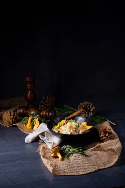 Colorida pasta farfalle con rebozuelos y salsa de crema. —  Fotos de Stock