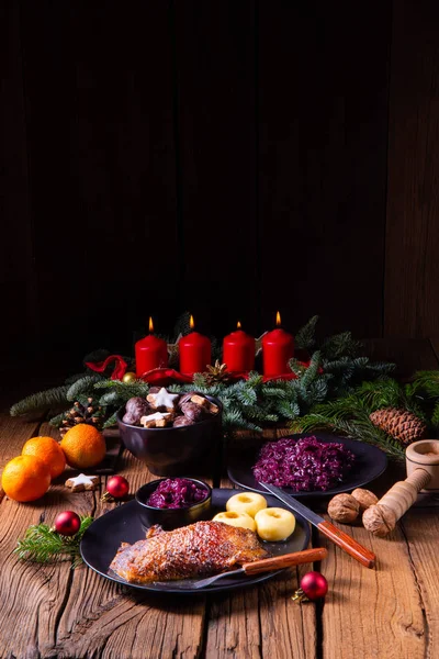 Ganso asado con manzanas al horno, col roja y albóndigas — Foto de Stock