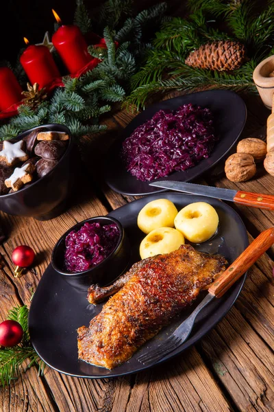 Roast goose with baked apples, red cabbage and dumplings — Stock Photo, Image