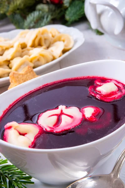 Barszcz (sopa de beterraba) com pequeno pierogi — Fotografia de Stock