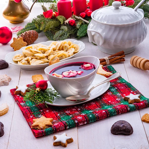 Barszcz (sopa de remolacha) con pierogi pequeño — Foto de Stock