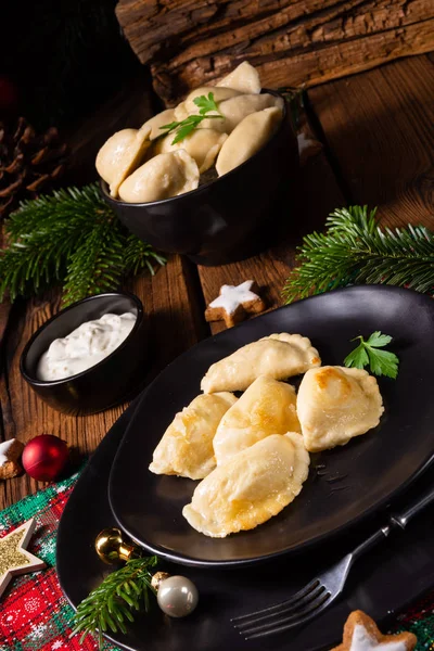 Pierogi de Navidad polaco con chucrut y champiñones —  Fotos de Stock