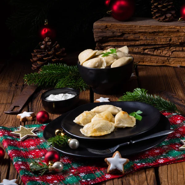 Polnische Weihnachtspierogi mit Sauerkraut und Pilzen — Stockfoto