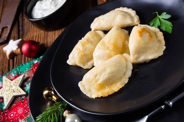 Pierogi de Navidad polaco con chucrut y champiñones — Foto de Stock