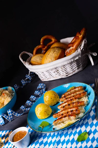 Thüringer bratwurst med surkål och dumplings — Stockfoto