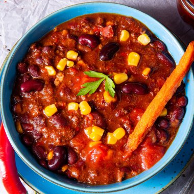 Tatlı patates ve baharatlı nachos ile acılı makarna.