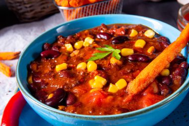 Tatlı patates ve baharatlı nachos ile acılı makarna.